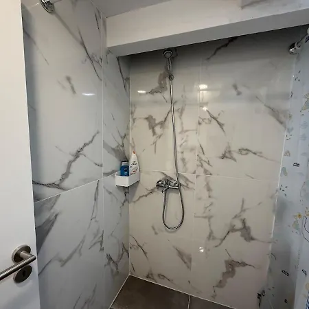 Apartment With Private Garden 2 Min Walk To The Strip Albufeira