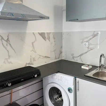 Apartment With Private Garden 2 Min Walk To The Strip *