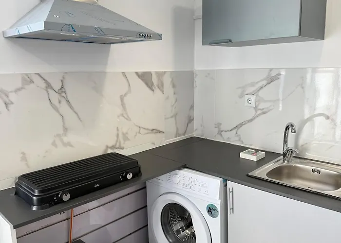 Apartment With Private Garden 2 Min Walk To The Strip *