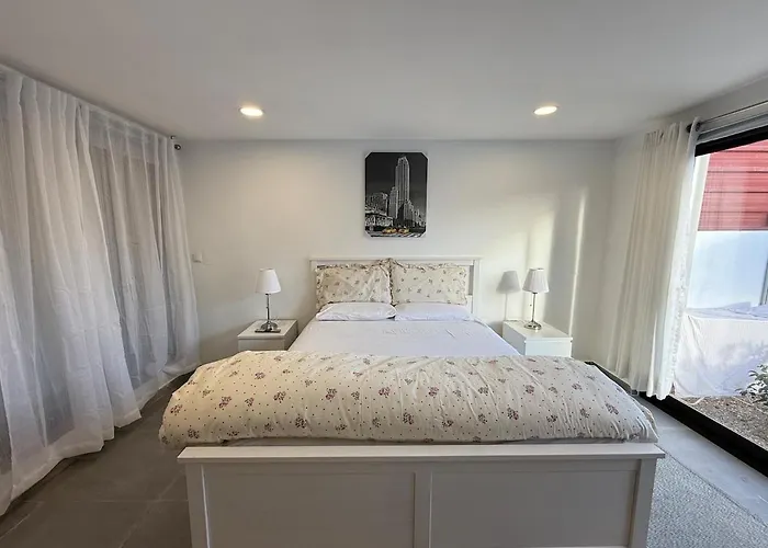 With Private Garden 2 Min Walk To The Strip